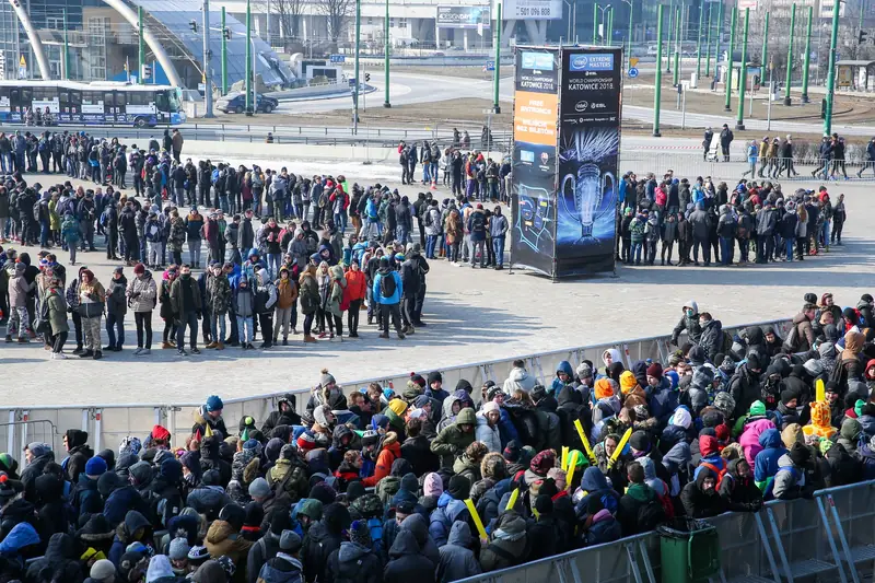 Kolejka przed wejściem do Spodka