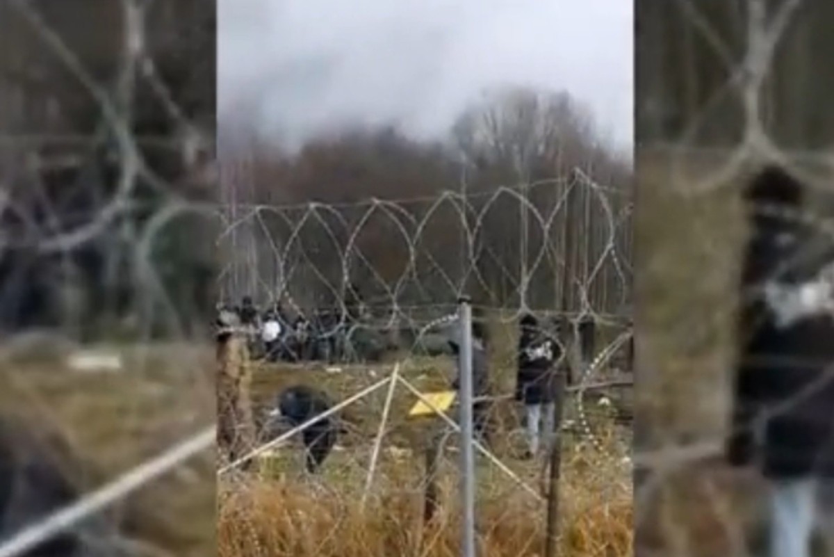 Dziennikarz stwierdza, że żołnierze strzelają nad głowami tych, którzy chcą wejść do obozu.