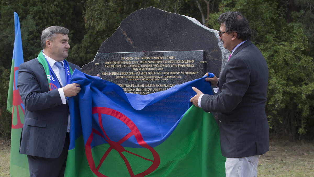 Pomnik upamiętniający zamordowanych w 1942 r. Romów i Sinti odsłonięto dzisiaj na terenie b. obozu zagłady Kulmhof w Chełmnie nad Nerem. Prezydent Andrzej Duda, w odczytanym na uroczystości liście, zapewnił o odpowiedzialności Polaków za przechowywanie pamięci o ofiarach zagłady.