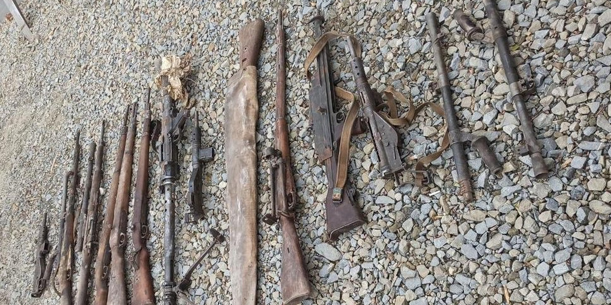 Broń znaleziona przez robotników w Markowej. 