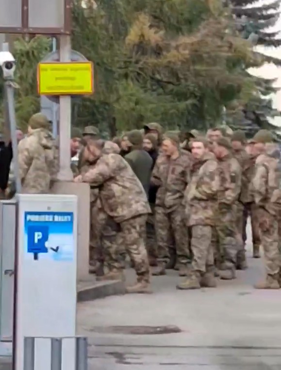 Ukraińscy żołnierze pod szpitalem w Stalowej Woli