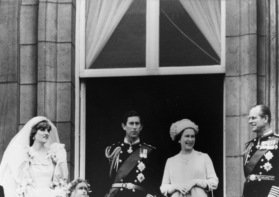 Diana és Károly herceg esküvője után együtt
ünnepelt az ifjú párral a királynő /Fotó: Profimedia-Reddot