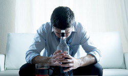 Odtruwanie alkoholowe – na czym polega i ile trwa? Domowe sposoby odtruwania