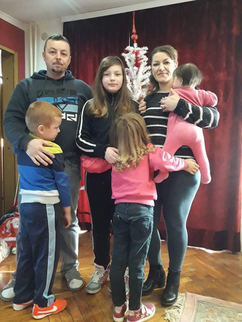 Hraniteljka Nataša Jenić sa svojom porodicom i troje mališana o kojima brine
