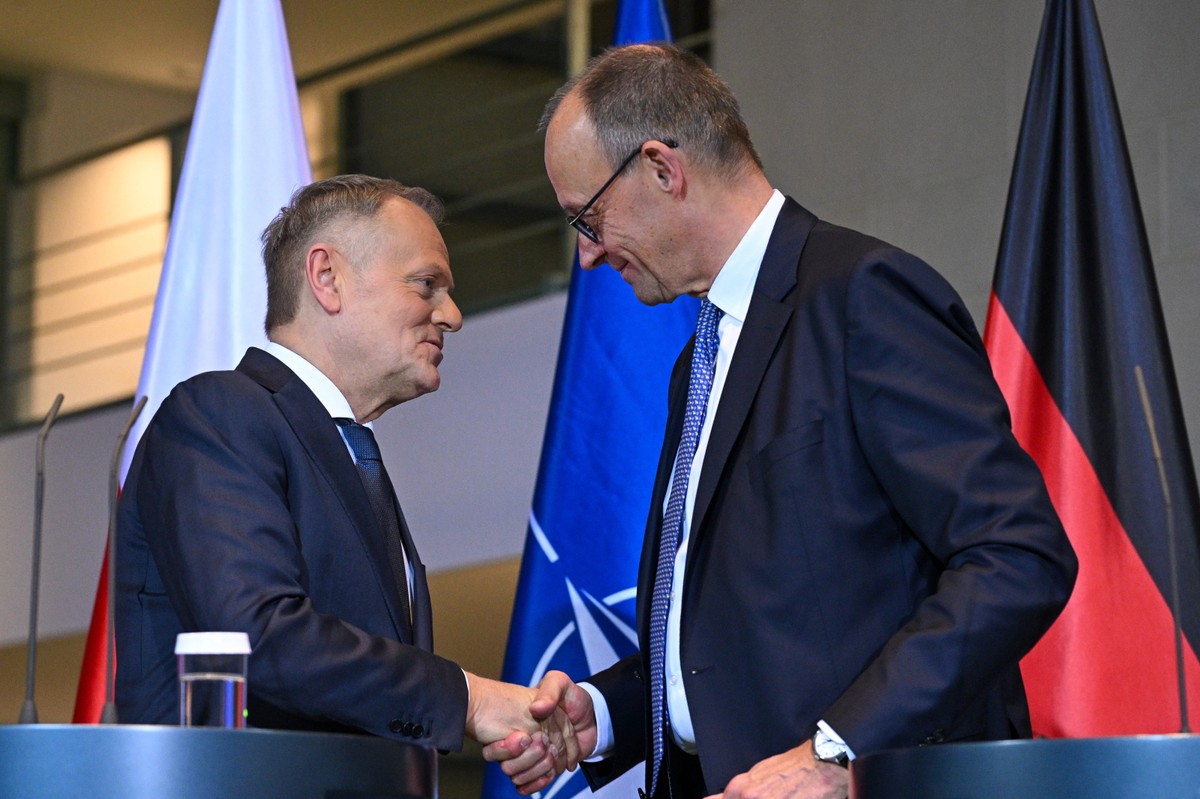 Berlin, 01.12.2025. Premier Donald Tusk (L) i kanclerz Niemiec Friedrich Merz (P) podczas konferencji prasowej w siedzibie Urzędu Kanclerskiego w Berlinie. PAP/Radek Pietruszka