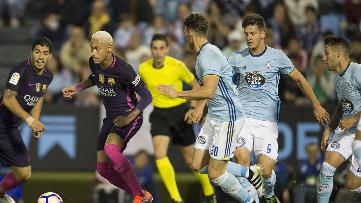 Celta Vigo wygrała z FC Barceloną 4:3 (3:0) w ostatnim niedzielnym spotkaniu siódmej kolejki ligi hiszpańskiej. Gospodarze prowadzili już 3:0, ale Duma Katalonii odpowiedziała dwiema bramkami. Celta jednak podwyższyła wynik po fatalnym błędzie Marca-Andre ter Stegena i nawet trafienie Gerarda Pique w końcówce nie pozwoliło Barcelonie wywieść z Estadio Balaidos choćby punktu.