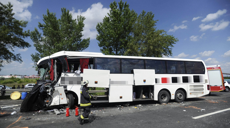 A szerb turistabusz sofőrje a helyszínen meghalt, 19 ember megsérült, kettő súlyosan /Fotó: MTI - Mihádák Zoltán