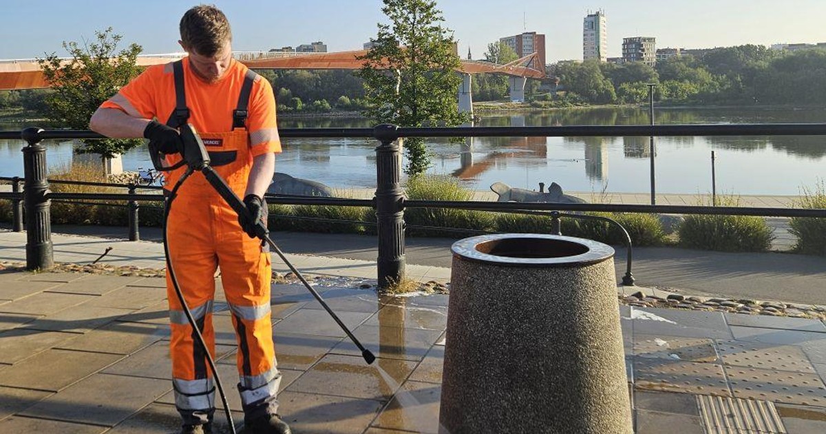 Zarząd Oczyszczania Miasta myje 5 tys. śmietników w Warszawie. Akcja obejmuje najbardziej uczęszczane miejsca