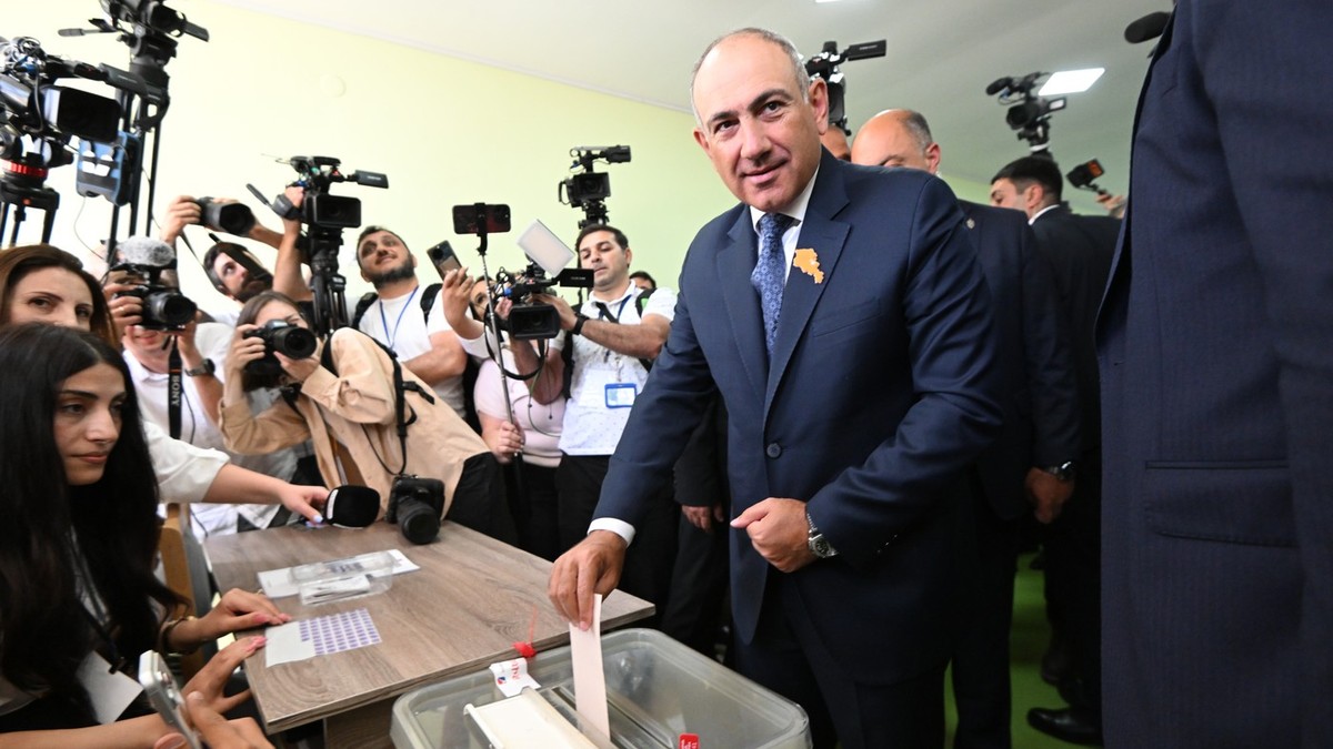 Nikol Pašinjan glasa na izborima u Jermeniji
