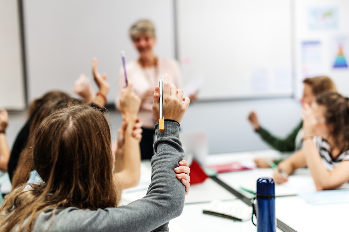 Nauczyciel pracujący w klasie przy tablicy