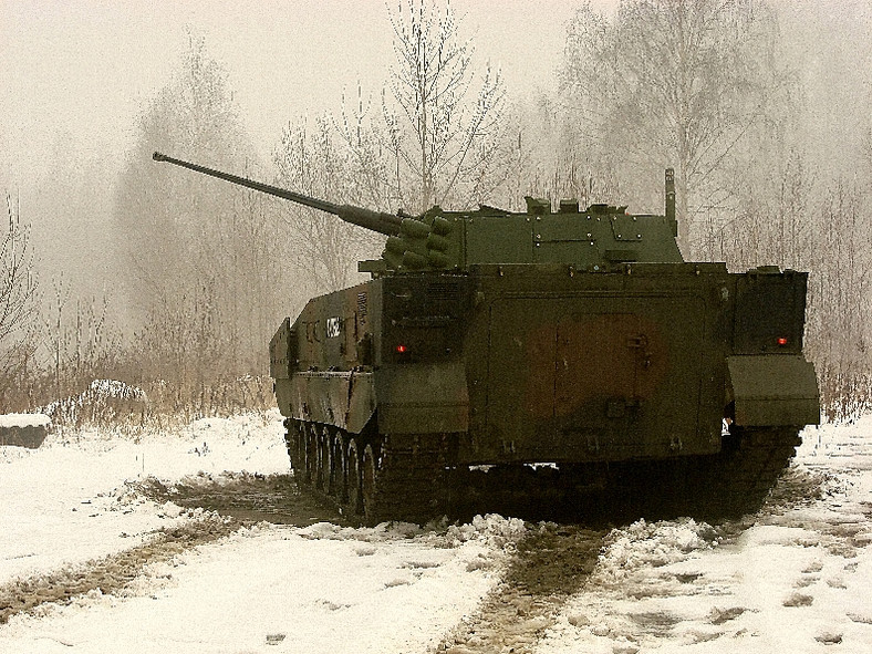 8 grudnia br. w Zakładach Mechanicznych „Bumar-Łabędy” SA przeprowadzono pierwszą udaną próbę integracji Polskiej Platformy Bojowej Anders w wersji wozu piechoty (6). Fot. OBRUM Sp. z o. o.