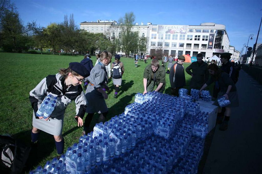 Na Plac Piłsudskiego w Warszawie od świtu zbierać się już pierwsi uczestnicy uroczystości żałobnych