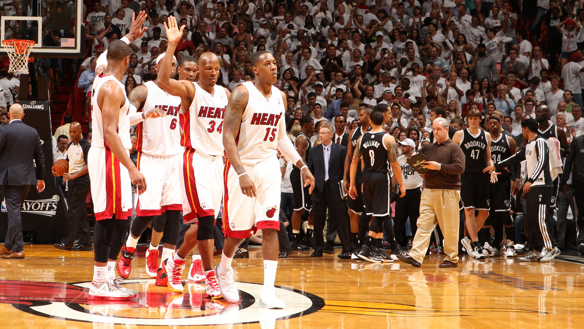 Pierwszymi finalistami Konferencji Wschodniej i Zachodniej zostały drużyny Miami Heat i San Antonio Spurs. W półfinale Wschodu ekipa z Florydy uporała się z Brooklyn Nets wygrywając serię 4-1. Ostrogi w takim samym stosunku pokonały Portland Trail Blazers.