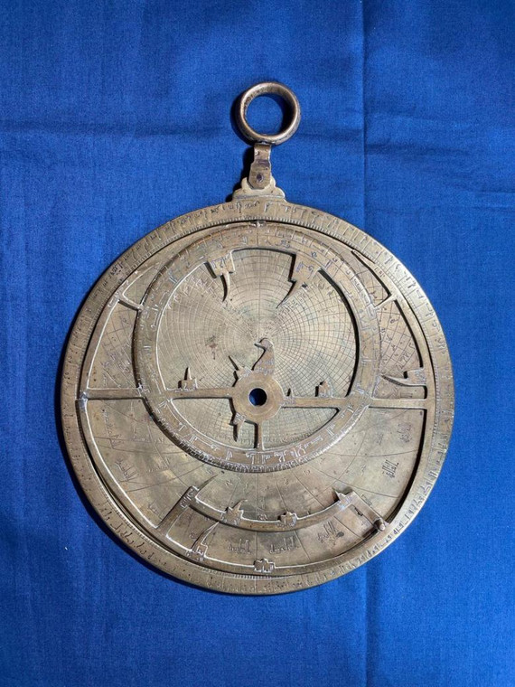 Astrolabium zawiera ryciny w języku arabskim, hebrajskim i łacińskim
