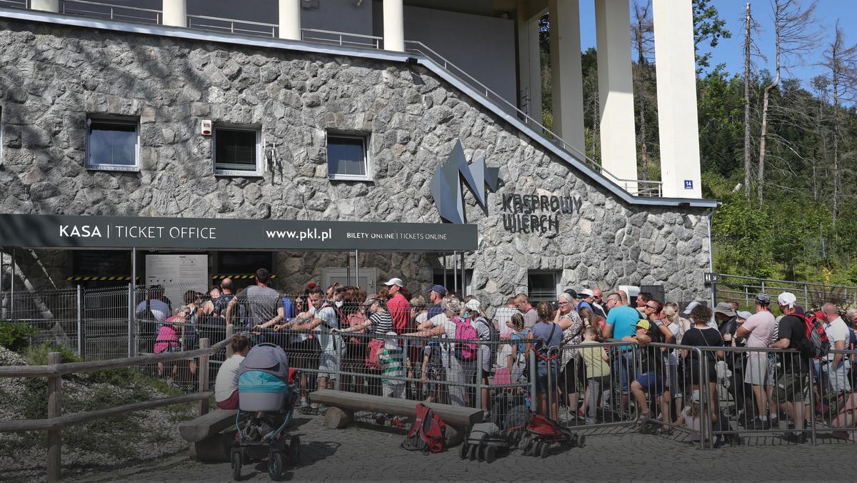 Tłumy turystów czekają w kolejce do kolejki na Kasprowy Wierch w Kuźnicach