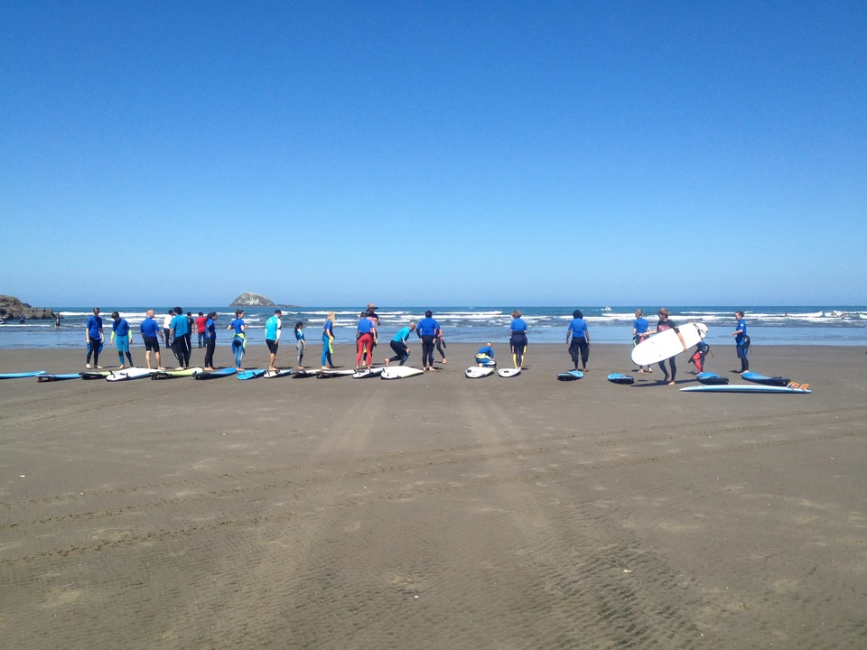 Lekcja surfowania w Muriwai