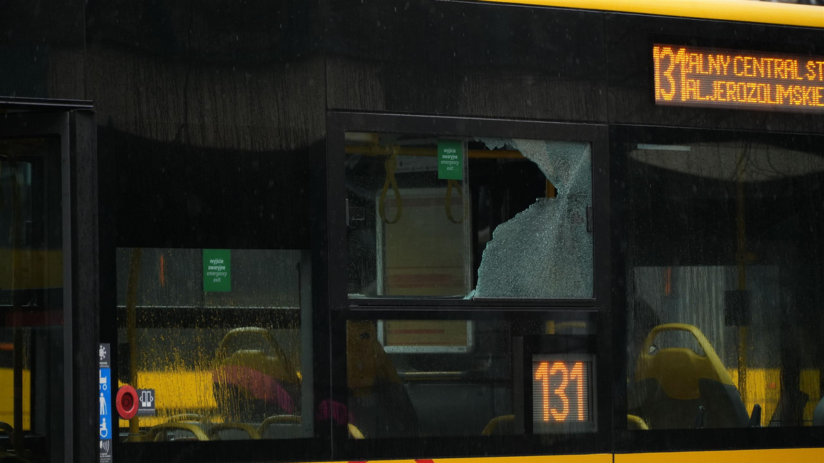 Ktoś strzelał do autobusów w centrum Warszawy. Policja zatrzymała pięciu podejrzanych