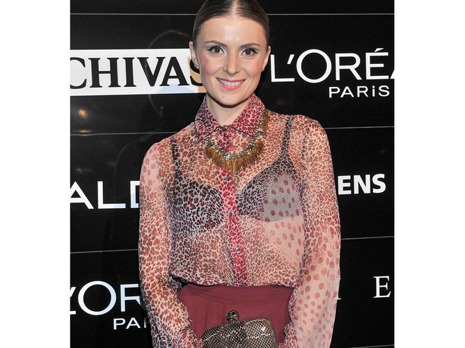 Mlynkova na pokazie Zienia zaprezentowała biustonosz pod przejrzystą bluzką