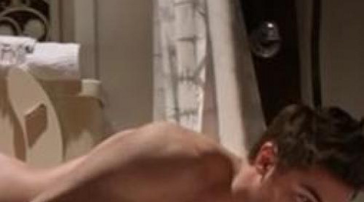 Meztelenül hasal a vécén Zac Efron - videó