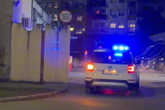 (VIDEO) Osumnjičeni za ORUŽANU PLJAČKU I PUCNJAVU na POLICIJU u Novom Sadu priveden u stanicu: Bio u pratnji nekoliko službenih vozila