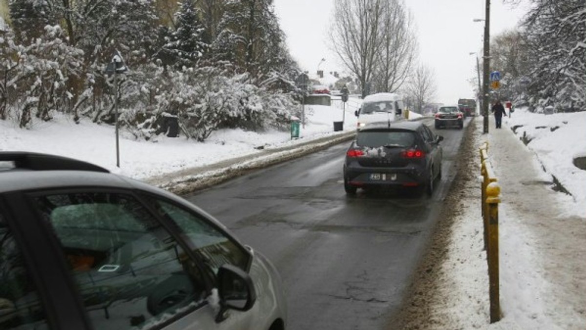 "MMSzczecin": czytelnik narzeka na fatalny stan jezdni przy ulicy Warcisława. Na razie można liczyć tylko na doraźne łatanie ubytków, a nie gruntowny remont.