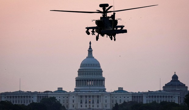 Ilustracija - američki helikopter Apač u letu iznad Vašingtona | Foto: Reuters