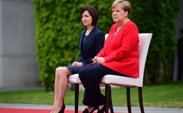 Co dolega Angeli Merkel? Znów siedziała podczas odgrywania hymnów