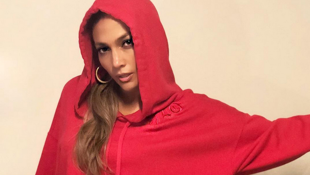 Jennifer Lopez przyzwyczaiła nas do seksownych, bardzo kobiecych stylizacji. Tym razem gwiazda pokazała się swoim fanom w zupełnie innym wydaniu. Piosenkarka zamieściła na Instagramie zdjęcie w przykrótkiej bluzie, która kosztuje majątek. Ładnie wygląda?