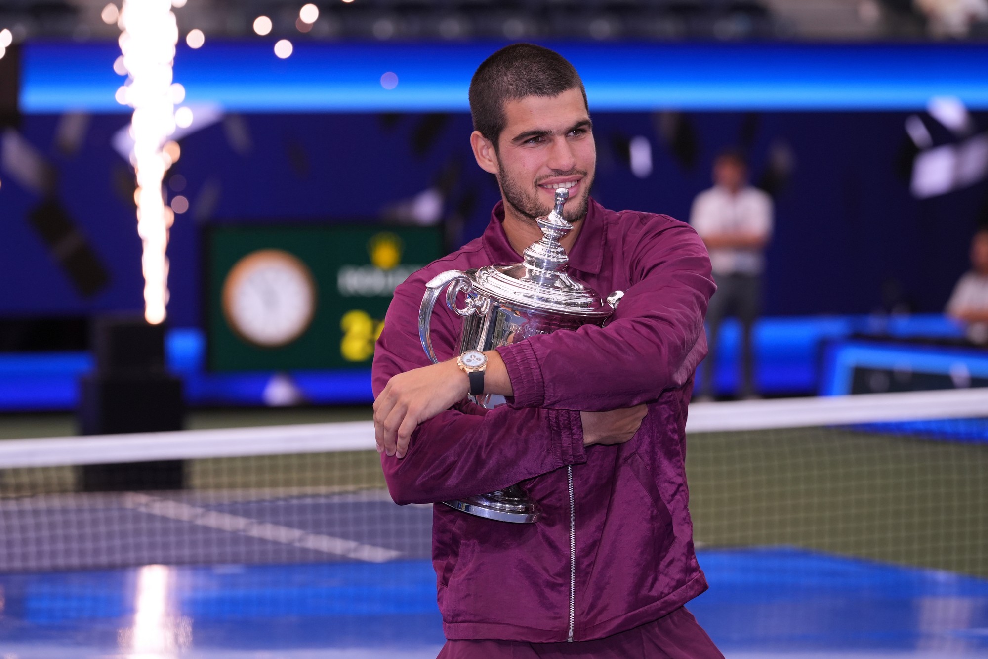 Španielsky tenista Carlos Alcaraz pózuje s trofejou po víťazstve na US Open 2025. 