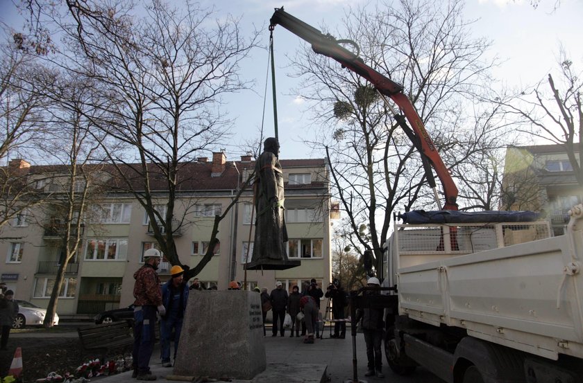 Demontaż pomnika ks. Jankowskiego