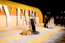 Verovala je da su joj dani obrojani: Slavna glumica koja se bori s NEIZLEČIVOM BOLEŠĆU na oskarovsku zabavu došla sa PSOM ASISTENTOM - Skaut priskače u pomoć ako izgubi ravnotežu