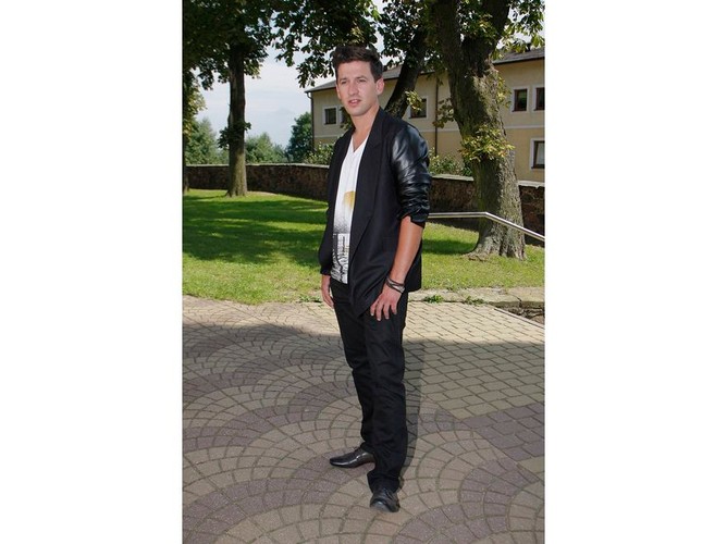 Maciej Rock wydaje się przeciwny tezie, że na gość ślubny powinien stawiać na klasyczną elegancję