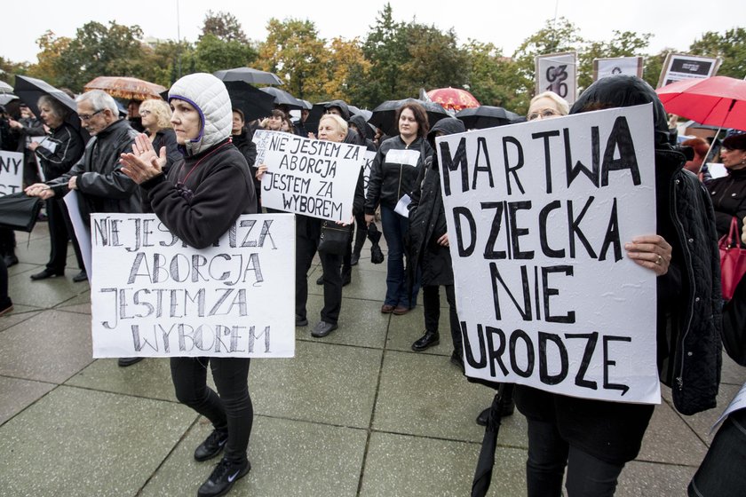 Czarny protest w Polsce. Tysiące ludzi na ulicach miast