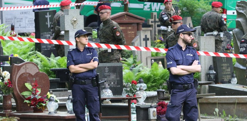 Uderzają w Kaczyńskiego ekshumacjami. Taki film pokazuje Platforma