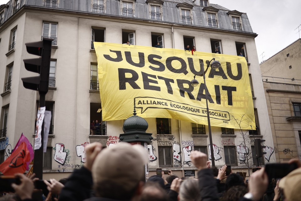 Fala protestów przetacza się przez Francję. Gwałtowne starcia z policją