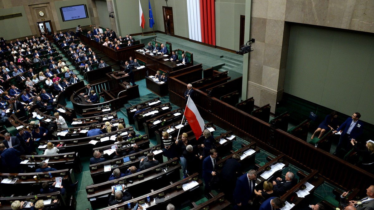 Dziś piąty dzień protestów na. pl. Słowiańskim pod sądem w Zielonej Górze. Zgromadzeni manifestują w obronie sądów.