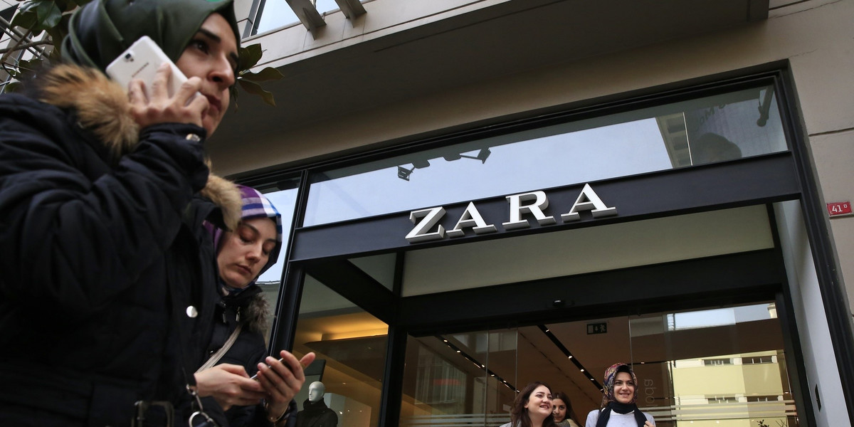 Klienci Zary w Stambule w kupionych ubraniach znajdowali zaszyte listy