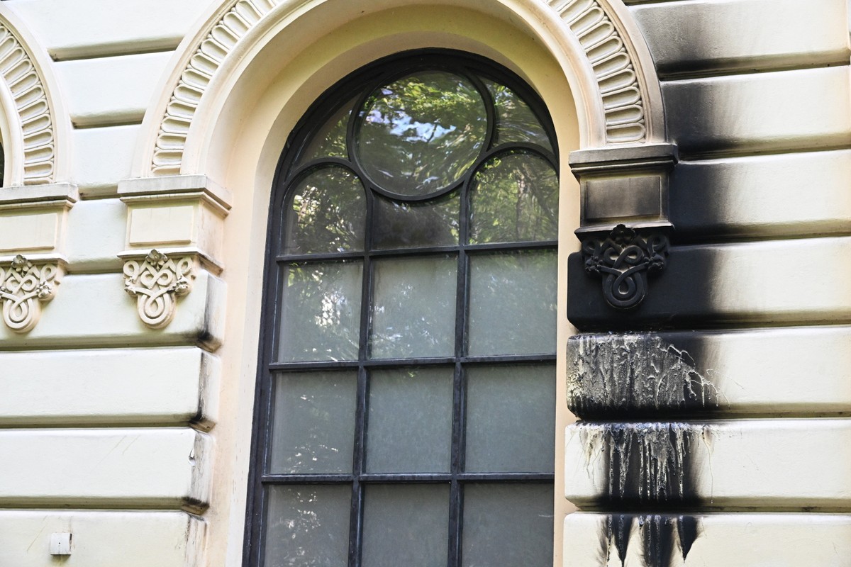 Ślady ognia na ścianie synagogi Nożyków w Warszawie