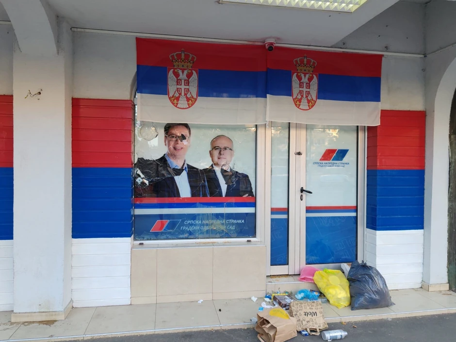 Polomljene prostorije SNS  Novi Sad