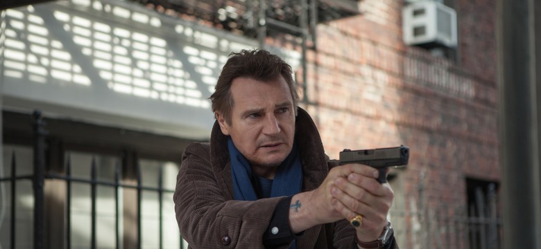 Liam Neeson spaceruje wśród nagrobków [NOWE ZDJĘCIA]