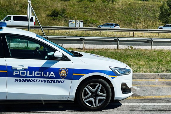 AUTOMOBIL PRED KUĆOM NALETEO NA DVOJE DECE! Mališani hitno prevezeni u bolnicu: "Prava je sreća što ta žena nije vozila brzo"