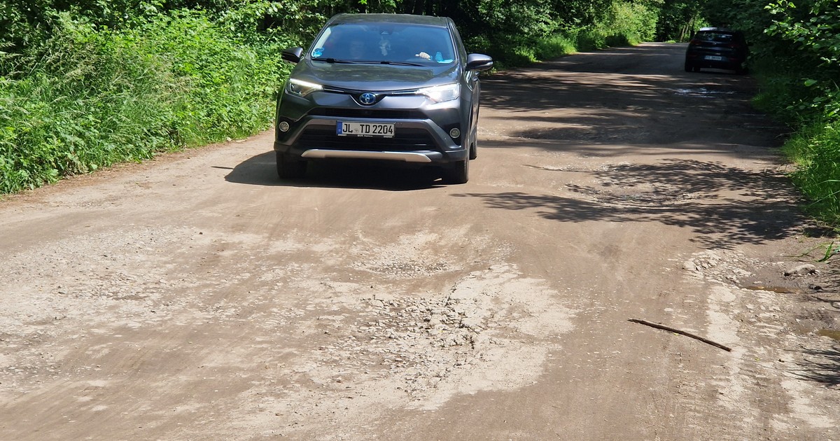 Goście hotelu Gołębiewski w szoku: Dziurawe dojazdy do luksusu!