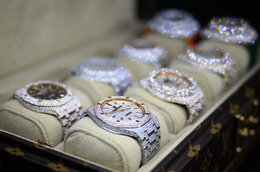 Rosjanie ratują się, jak mogą. Agenci FSB przejęli luksusowe szwajcarskie zegarki