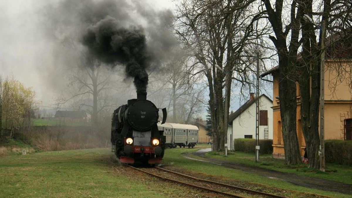 Przejazdami z Dworca Kraków Główny na lotnisko w Balicach i do Wieliczki zainaugurowana została w piątek tegoroczna edycja wycieczek pociągami retro w Małopolsce. Zaplanowano 42 przejazdy zabytkowych składów najbardziej malowniczymi trasami regionu.