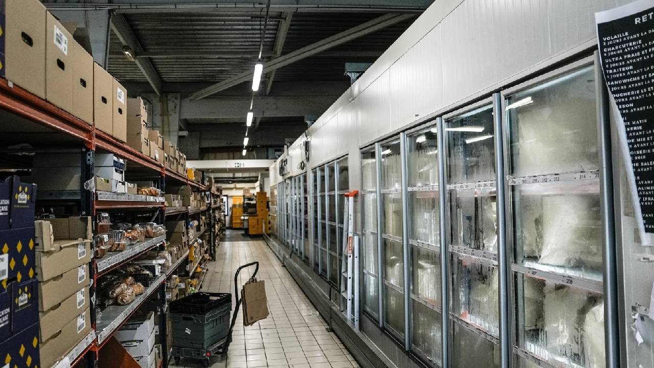 Mâncarea s-a „gătit” la 50 de grade în congelatoarele supermarketurilor. Cum au provocat hackerii o catastrofală risipă alimentară în Franța
