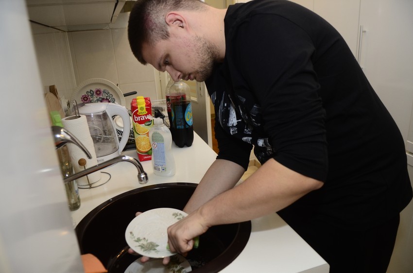 Ustane, doručkuje, pere sudove i sređuje stan