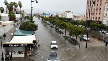 paraliż w turystycznym kurorcie. rekordowe opady deszczu zalewają tune