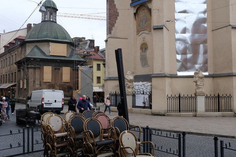 We Lwowie zabytkowe budynki są osłonięte workami z piaskiem i blachą