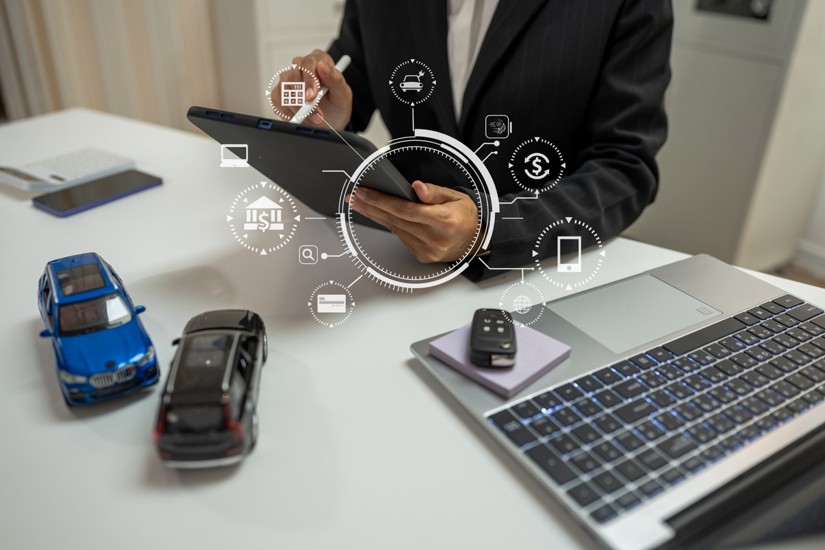 Female,Signing,Car,Insurance,Document,Or,Lease.,Writing,Signature,On