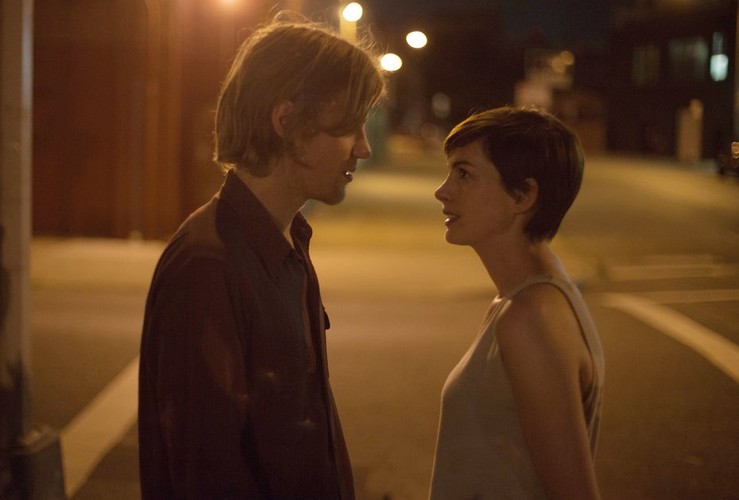 Anne Hathaway i Johnny Flynn w filmie 'Song One'